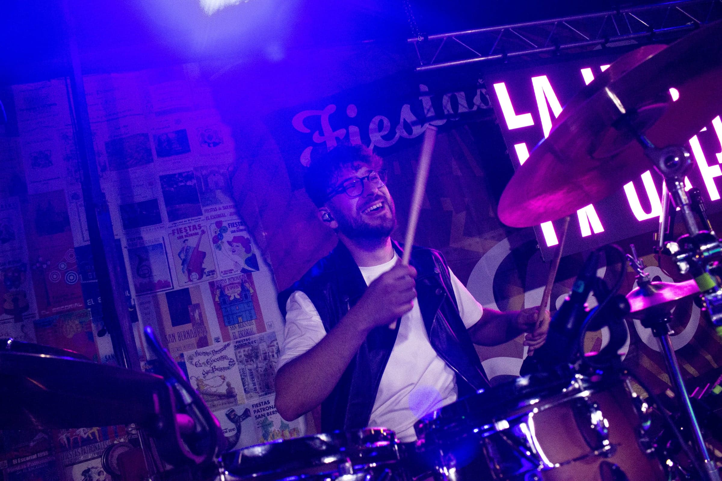 Ángel González Martín tocando la batería